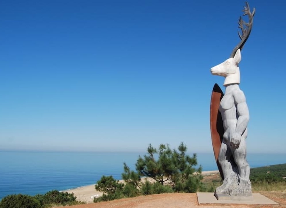 North Beach Nazaré - statue biggest waves explorers